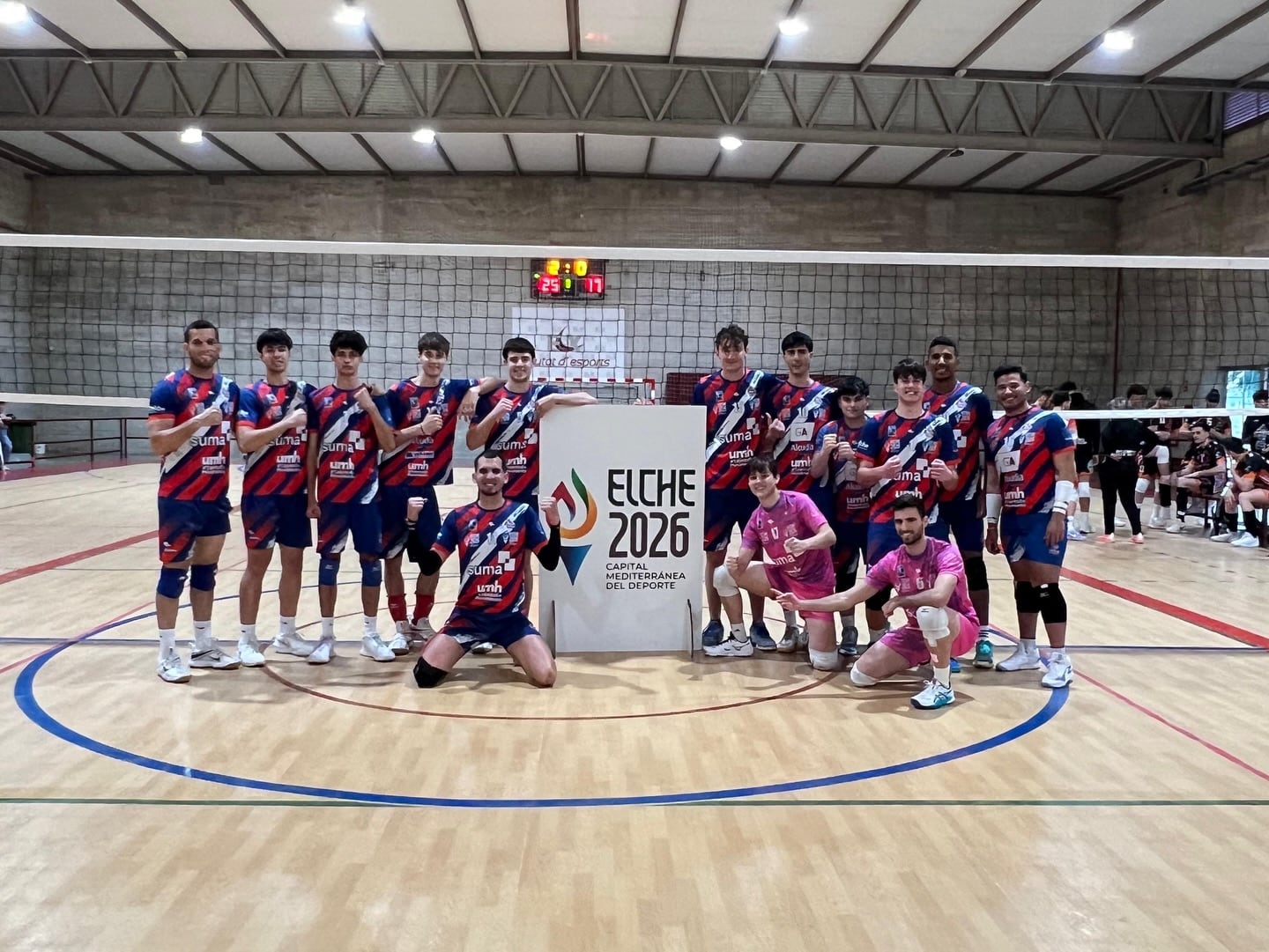 Los jugadores del CV Elche celebran su victoria ante Teruel y el pase a la Fase de Ascenso