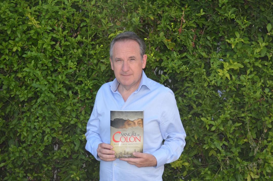 Miguuel Ruiz sostiene su nueva novela &quot;La sangre de Colón&quot;