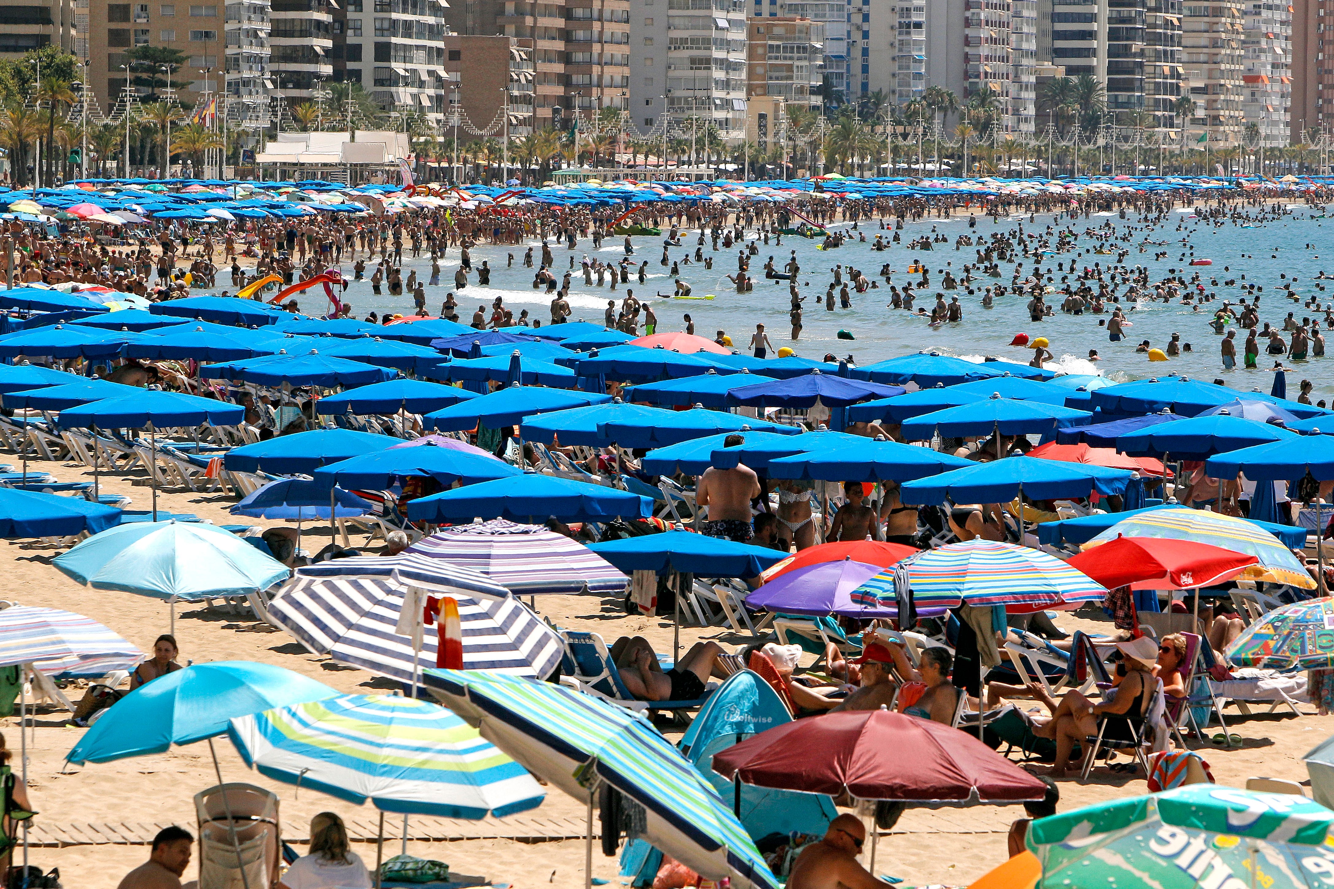 Las playas de Benidorm muestran un lleno casi total