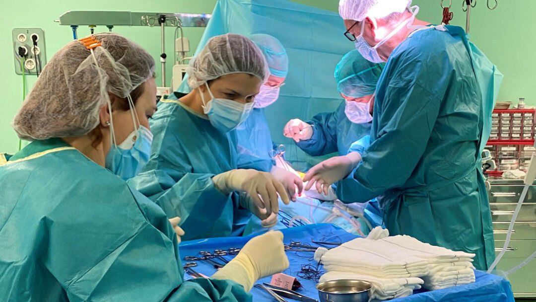 Equipo médico durante una intervención 