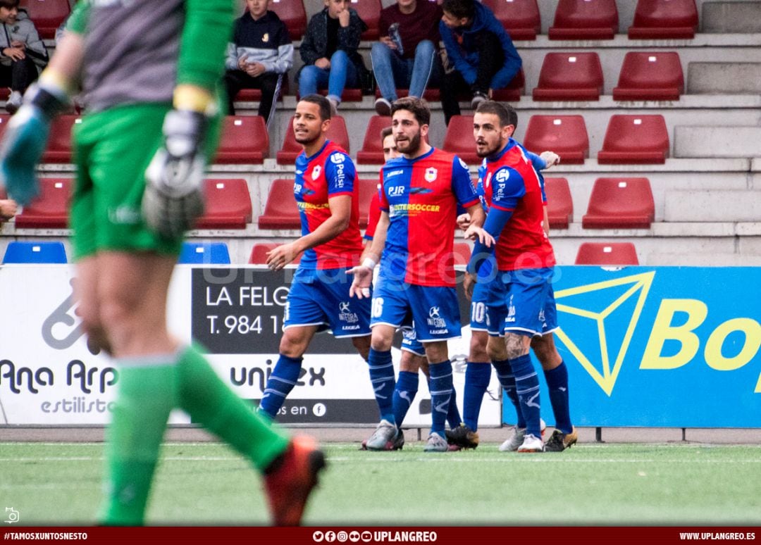 Los jugadores del Langreo ante Las Rozas