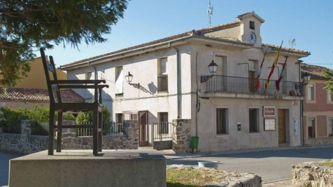 Fachada del Ayuntamiento de Torrecaballeros 