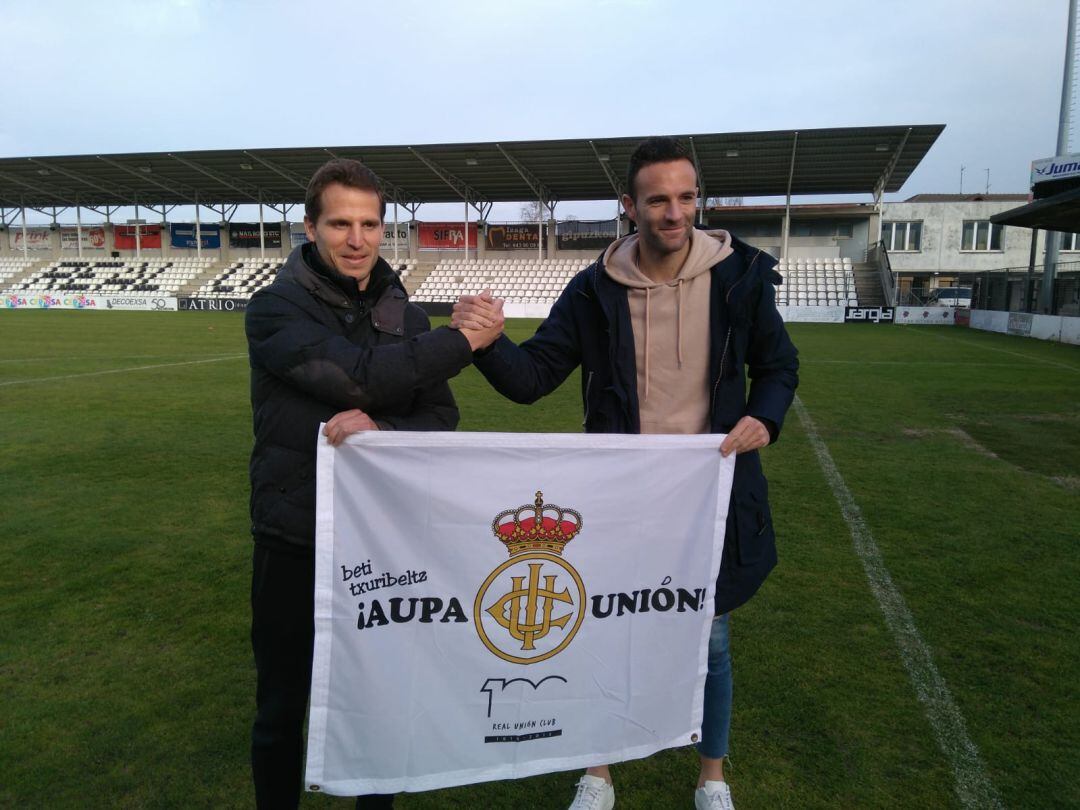 Beobide y Viguera posan con la bandera del Real Unión sobre el césped del Stadium Gal