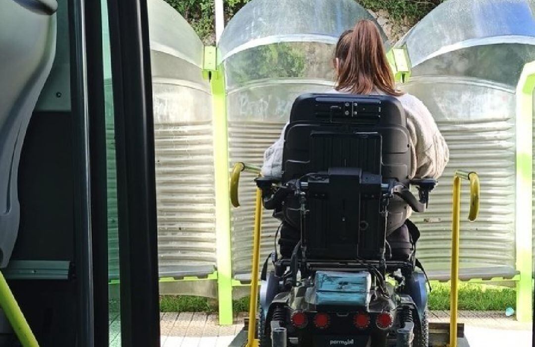 La campaña ha sido promovida por una vecina de Lekeitio aquejada de problemas de movilidad, que cada día debe tomar el autobús con su silla de ruedas para desplazarse a Bilbao para trabajar