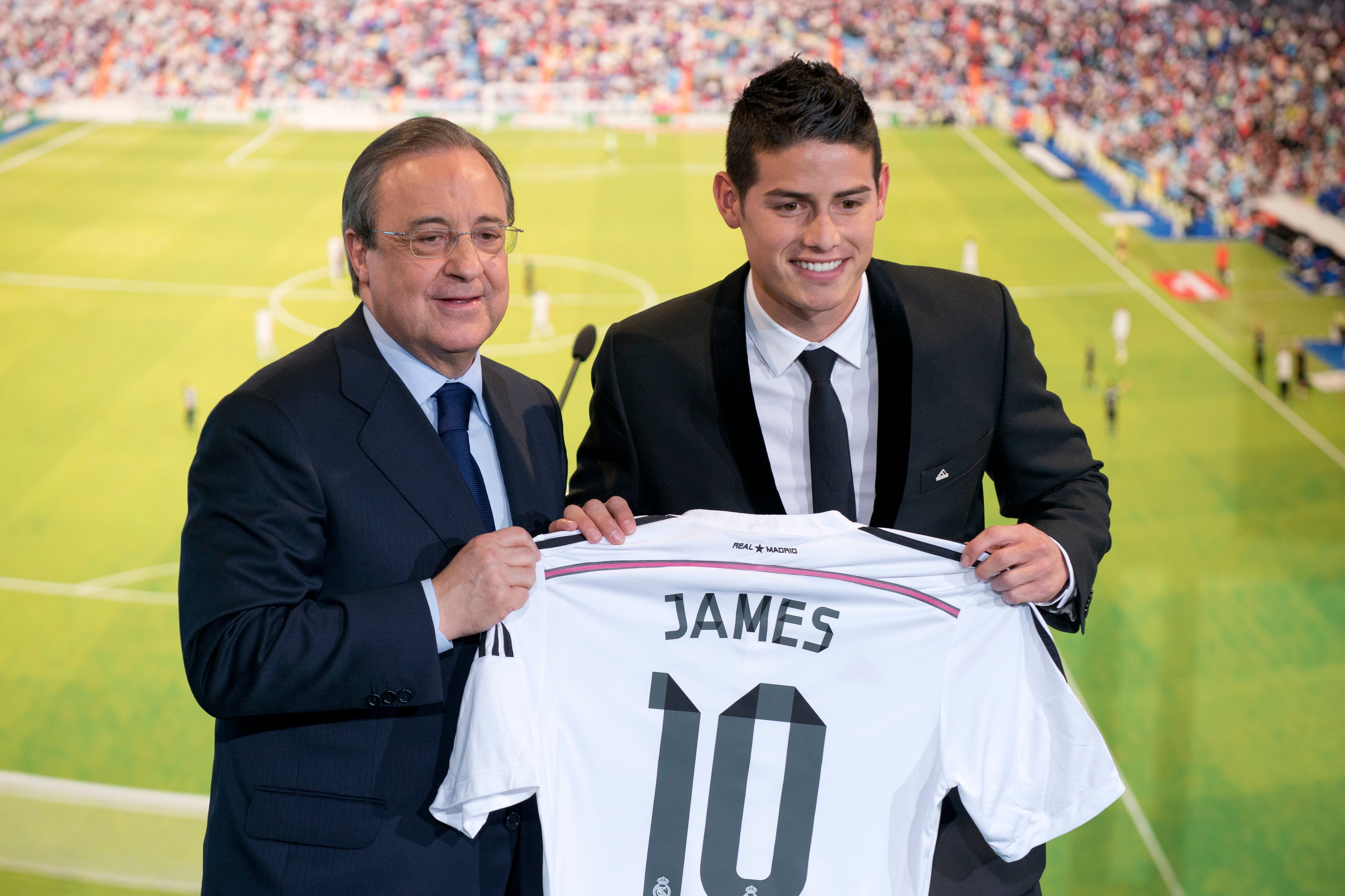 James Rodríguez, junto a Florentino Pérez, en el día de su presentación con el Real Madrid (Photo by Oscar Gonzalez/NurPhoto) (Photo by NurPhoto/Corbis via Getty Images)