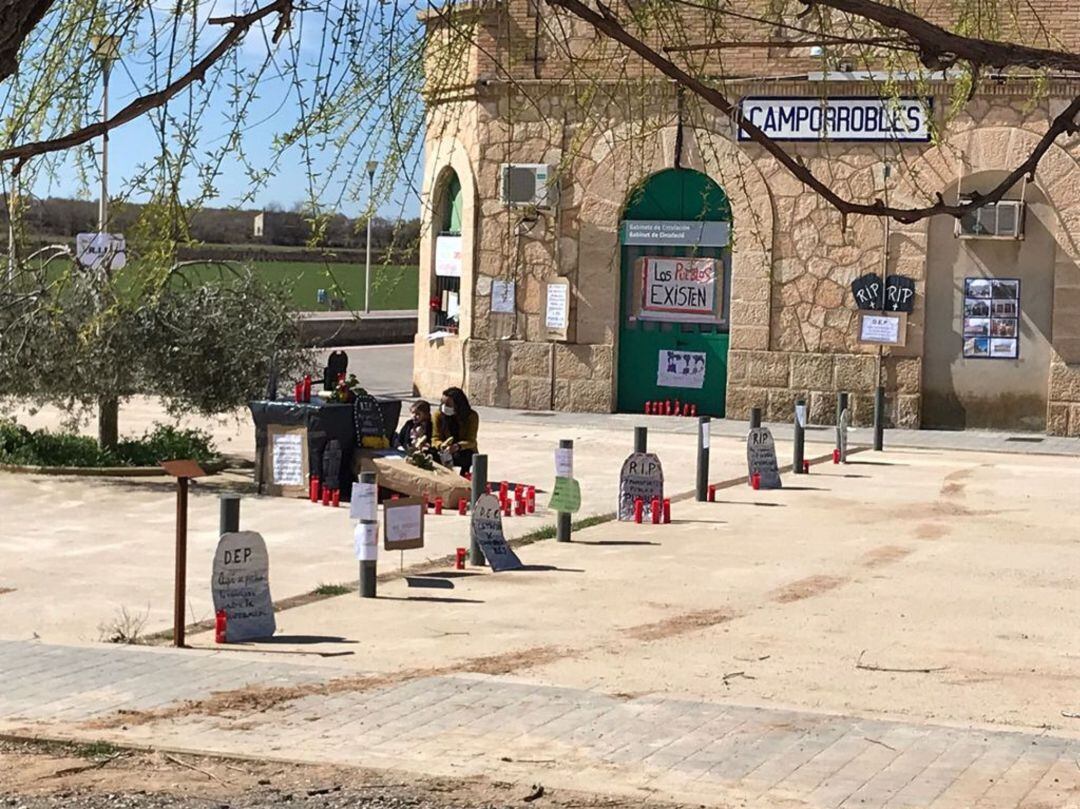 Protesta que han realizado los vecinos de Camporrobles para exigir la mejora del servicio de tren en el interior de Valencia.