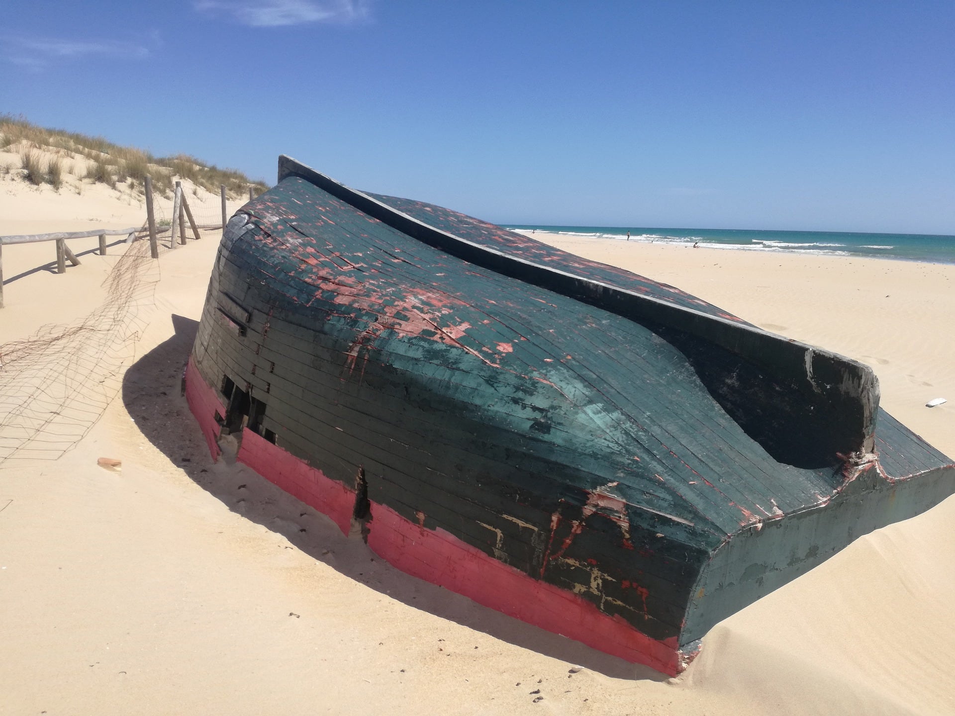 Barca abandonada en la orilla