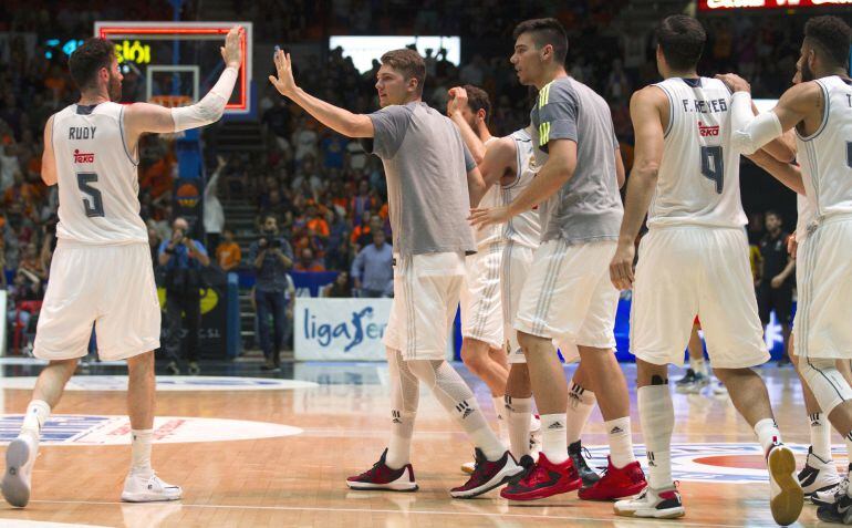 Los jugadores del Real MAdrid celebran la victoria en la Fuente de San Luis
