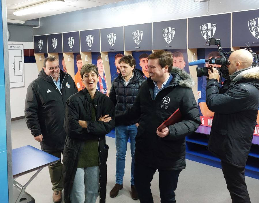 Los técnicos de la RFEF en los vestuarios de El Alcoraz