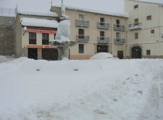 La fuente de la plaza de Cantavieja (Teruel), completamente cubierta por la nieve