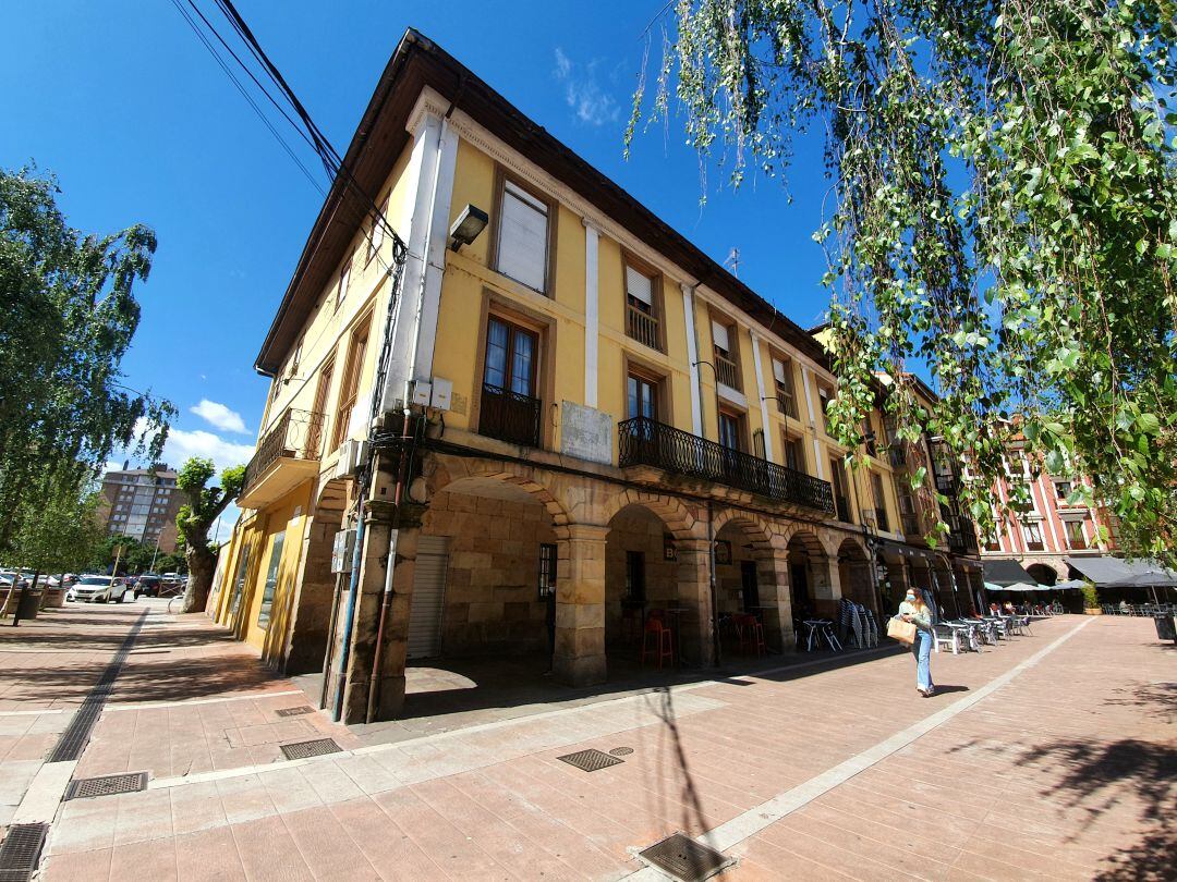 Vista del edificio de la plaza Baldomero Iglesias que se va a rehabilitar.