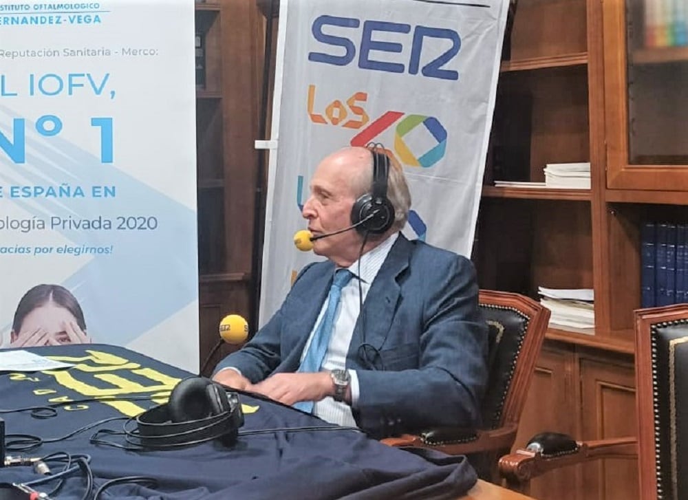 Luís Fernández-Vega Sanz durante la emisión de &#039; Hoy por Hoy Asturias&#039; desde el Instituto Oftalmológico Fernández-Vega