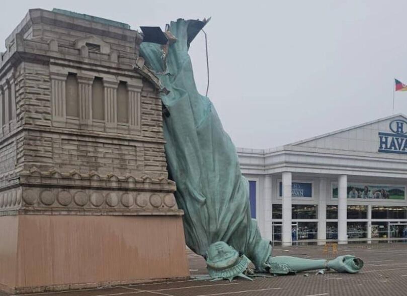 Una réplica de la Estatua de la Libertad se derrumba en el sur de Brasil por las fuertes rachas de viento.