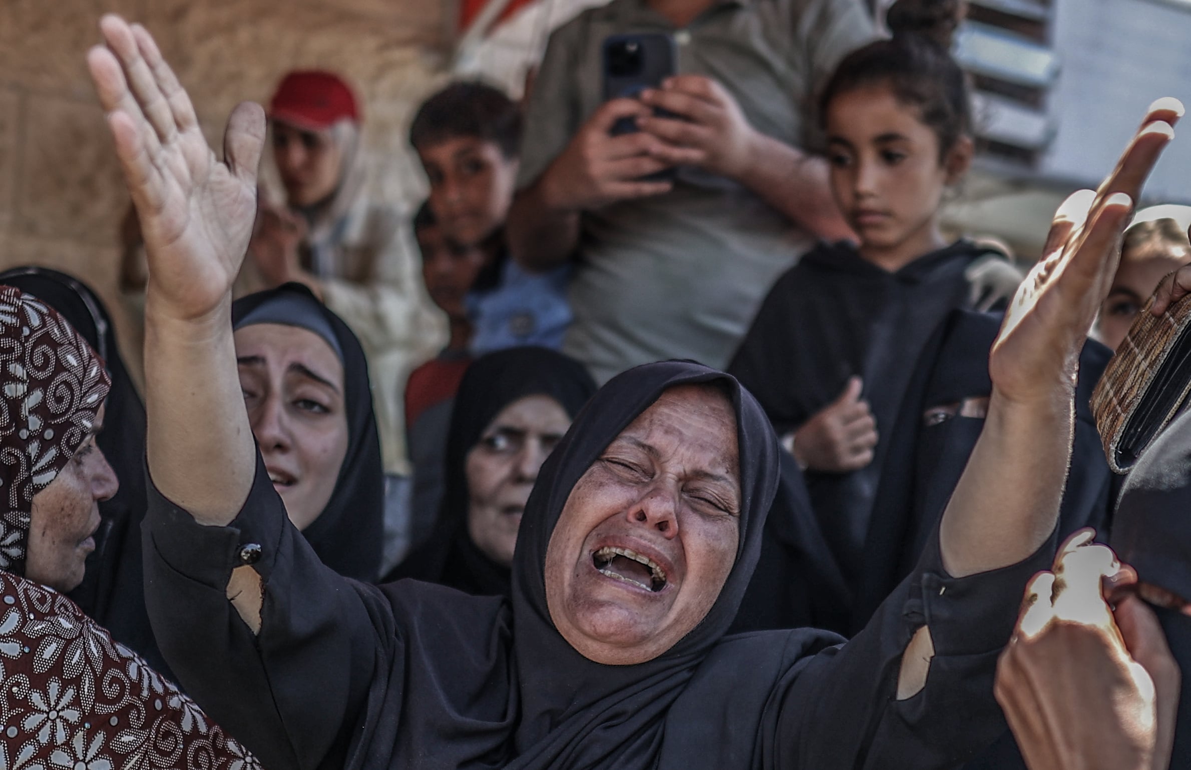 Familiares de víctimas de ataques de Israel en este mes de junio