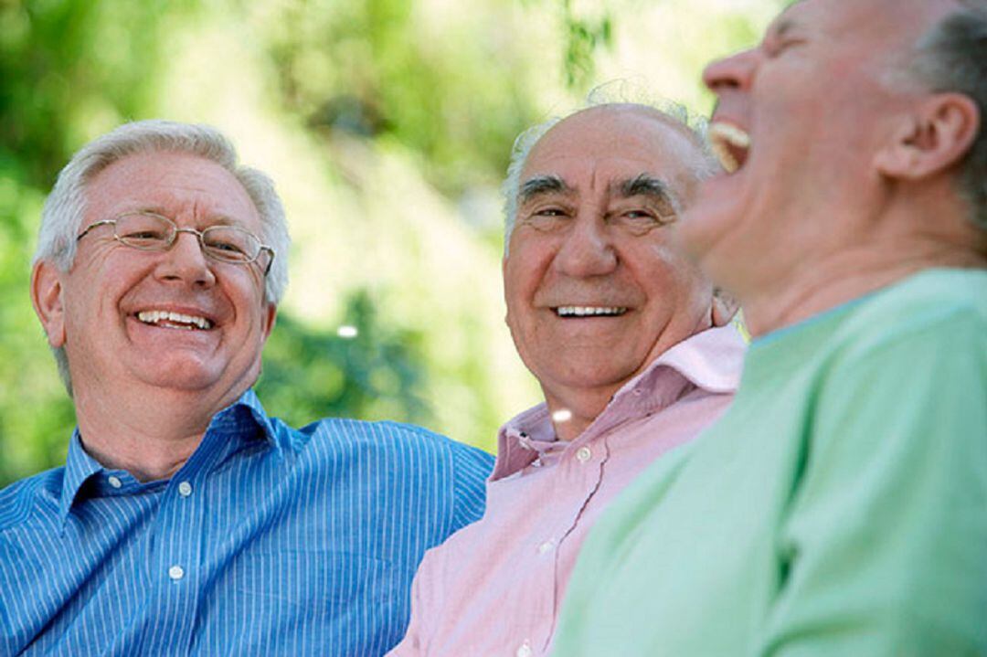 Tres personas de edad madura compartiendo una relación social.