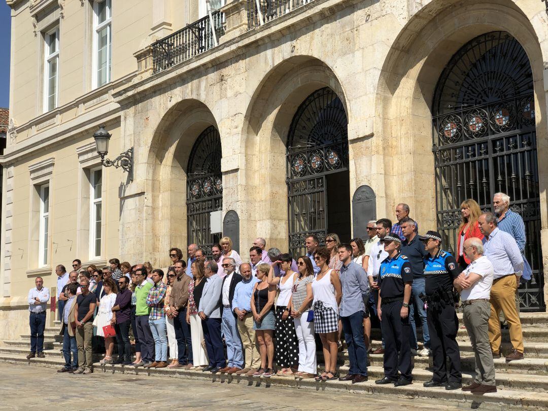 Minuto de silencio por la víctima de violencia machista en Villagonzalo en la Plaza Mayor de Palencia