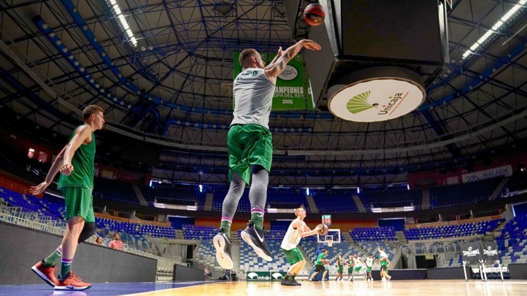 Josh Adams lanza un triple en un entrenamiento