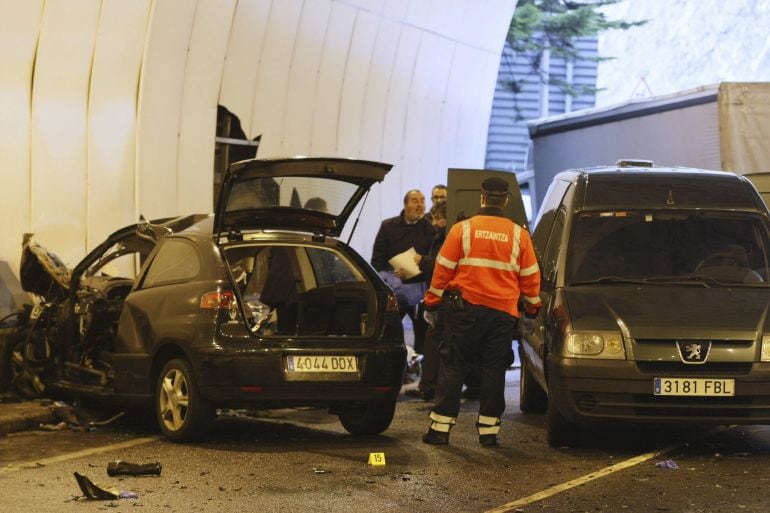 GRA052. EÍBAR (GIPUZKOA), 23/01/2015.- Dos jóvenes de 23 años han muerto y un tercero de 26 años se encuentra en "estado crítico" al chocar esta mañana dentro de un túnel el coche en el que circulaban por la carretera nacional N-634, a la altura de Eibar (Gipuzkoa), contra un camión. El siniestro se ha producido sobre las 08.45 horas, en la variante de Eibar, en sentido a San Sebastián, cuando por causas que se desconocen han colisionado los dos vehículos. En el coche viajaban tres personas, que han quedado atrapadas en su interior, dos de las cuales han muerto en el lugar, mientras que la tercera, que está siendo rescatada en estos momentos, se encuentra en "estado crítico". EFE/Gorka Estrada