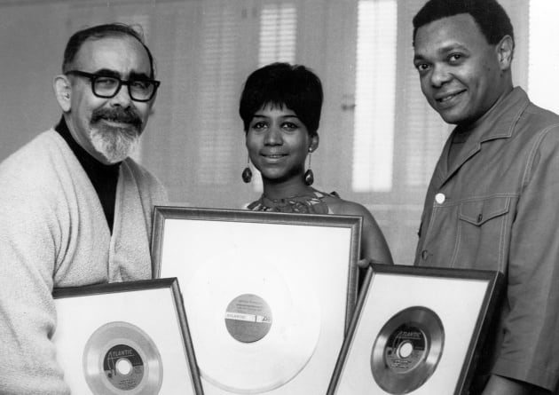 Aretha Franklin junto al productor Jerry Wesler (izquierda) y su exmarido Ted White