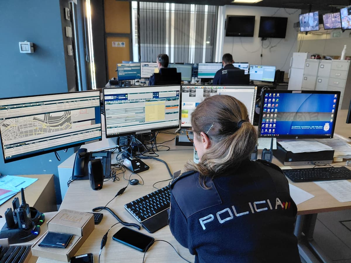 Un agente de la Policía Nacional evita el suicidio de un hombre en Teis