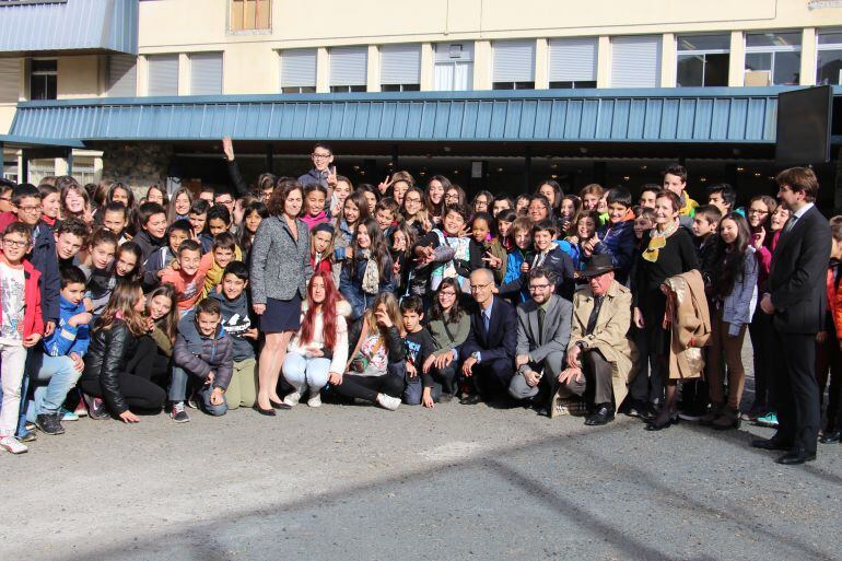 Fotografia de grup: el cap de Govern i el ministre d'Educació posen amb els alumnes i professors del Lycée Comtes de Foix.