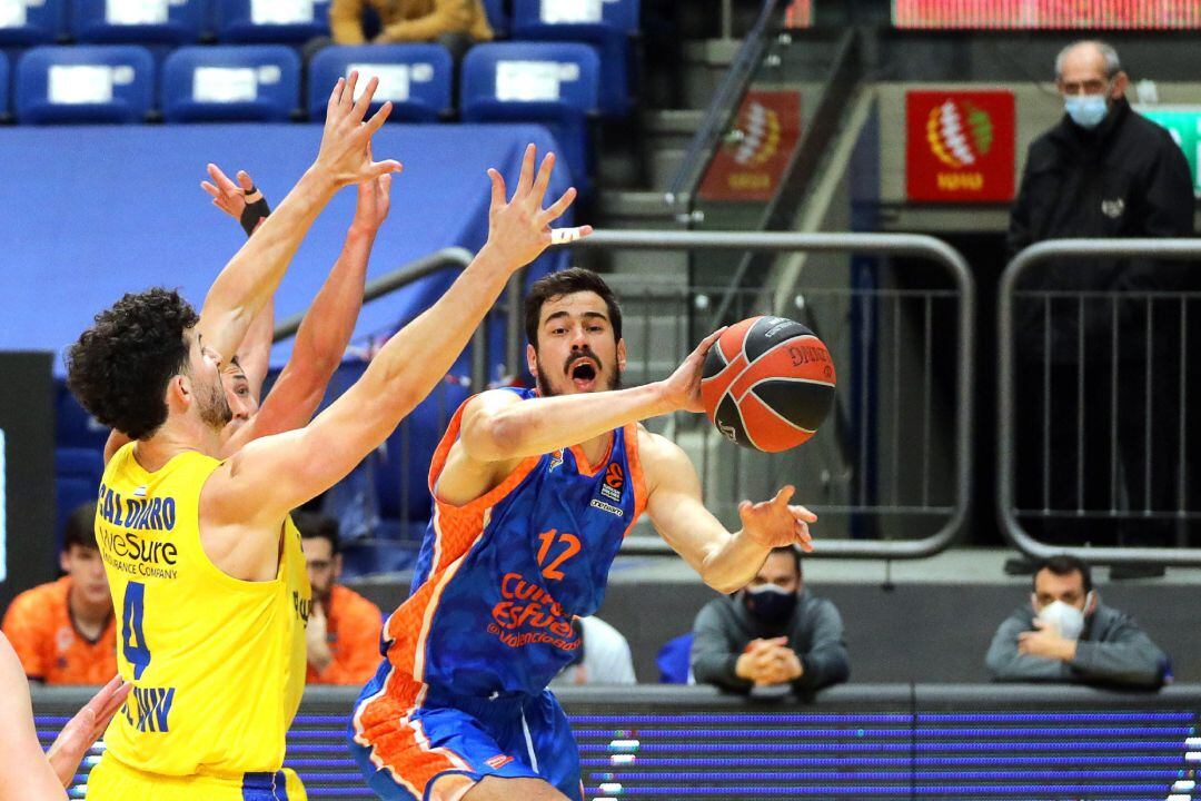 Tel Aviv (Israel), 04032021.- Nikola Kalinic (R) of Valencia in action against Angelo Caloiaro (L) of Tel Aviv during the Euroleague basketball game between Maccabi Tel Aviv and Valencia Basket at Menora Mivtachim arena in Tel Aviv, Israel, 04 March 2021.