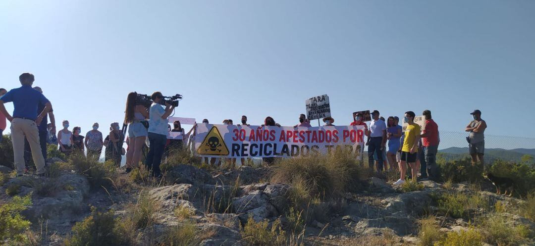 Momento de la concentración vecinal en las inmediaciones de la empresa