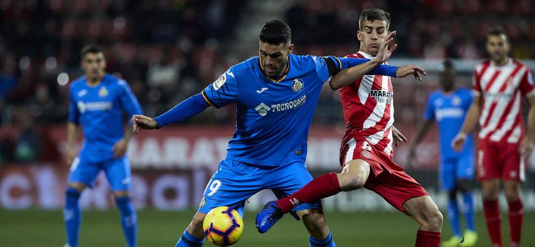 Jorge Molina (Getafe CF) y Pere Pons (Girona FC), en el partido de la primera vuelta en Montilivi
