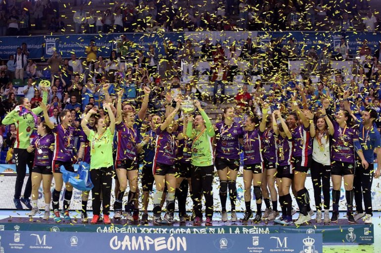 Las jugadoras del Mavi Nuevas Tecnologías celebran la victoria frente al Super Amara Bera Bera, tras concluir la final de la XXXIX Copa de la Reina de balonmano femenino en partido que se ha disputado esta tarde en el pabellón de Ciudad Jardín de Málaga.