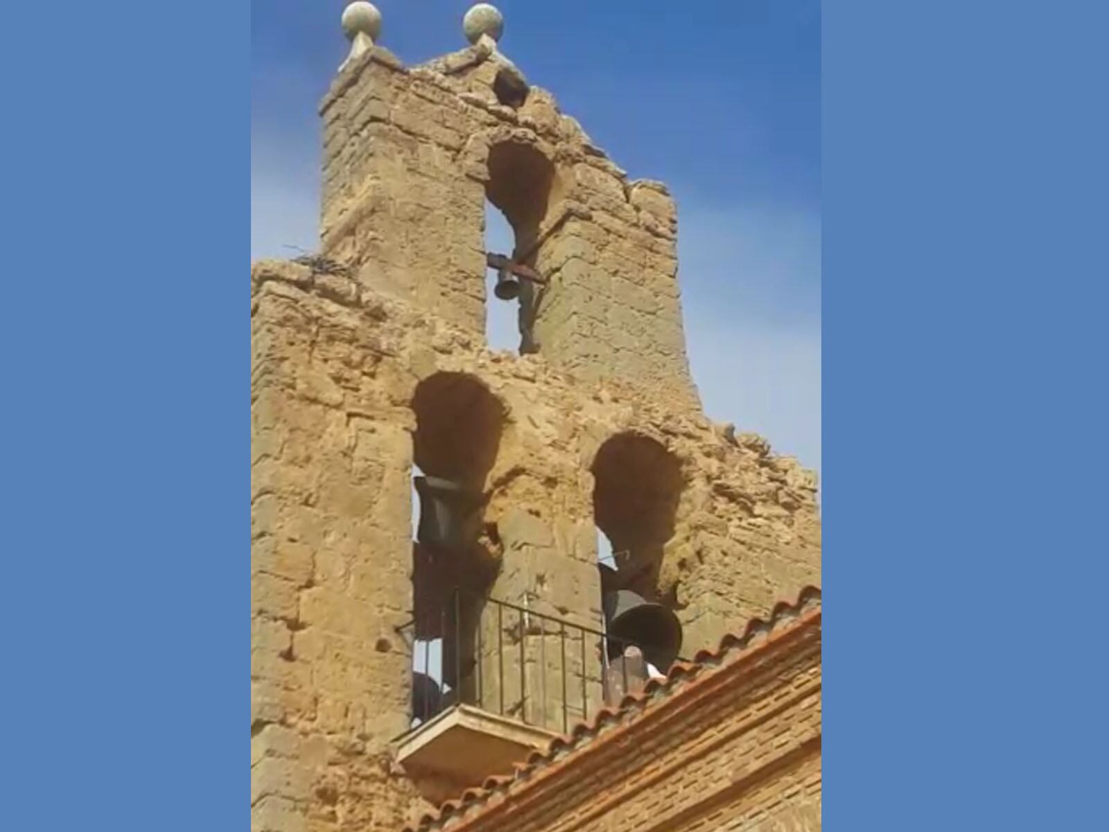 Espadaña de la iglesia de la localidad de Villalobos