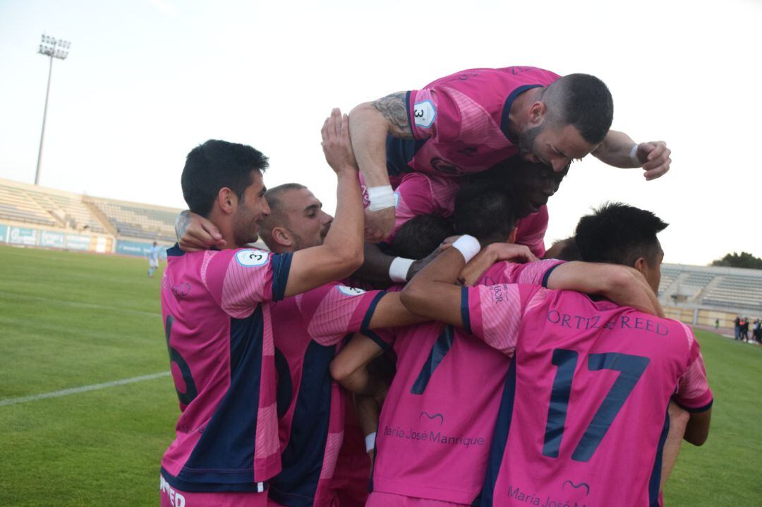 Jugadores azulillos celebran uno de los goles marcados al CD El Ejido