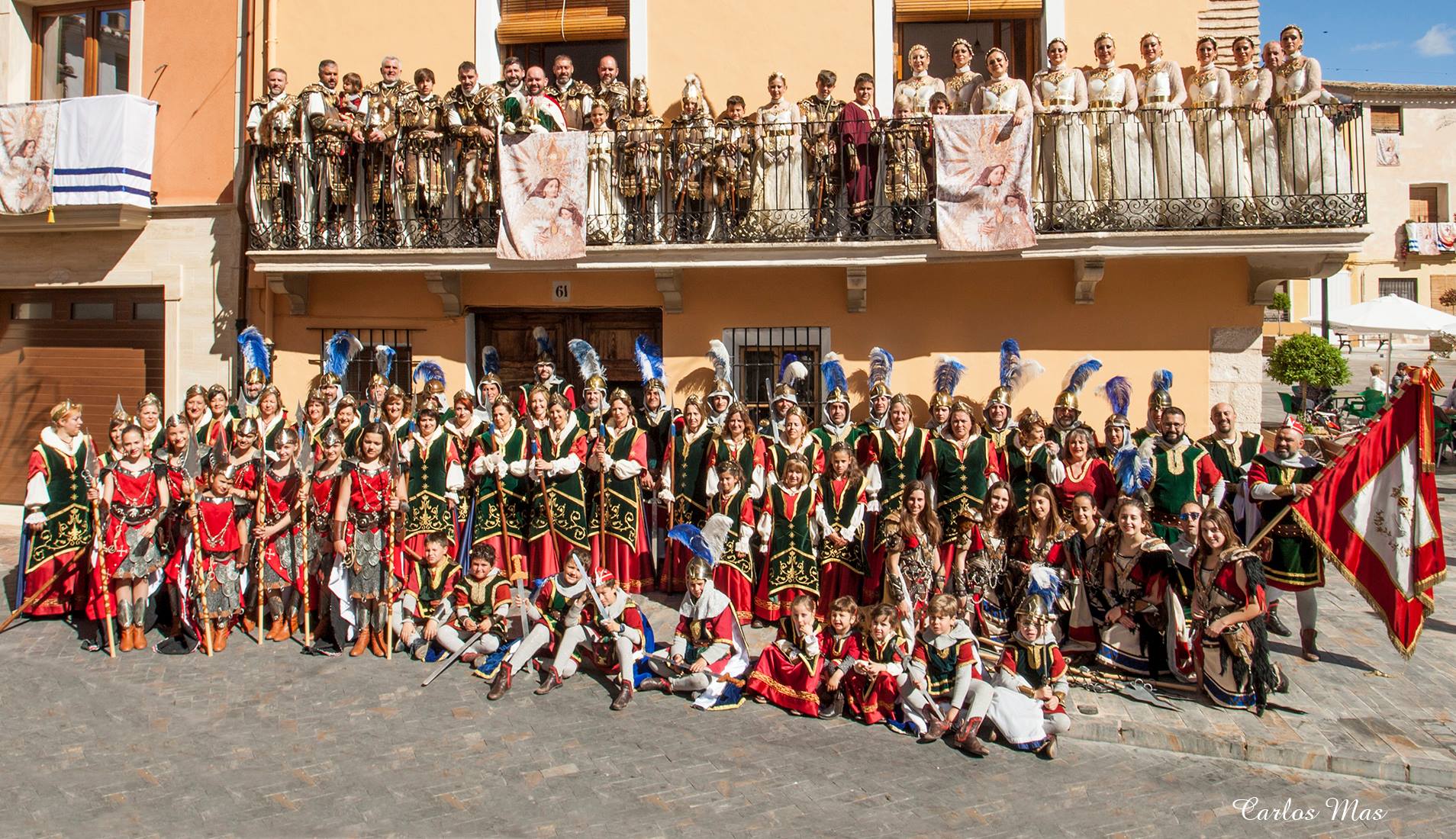 Foto de familia de la Comparsa de Blavets de Biar