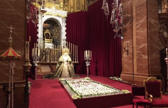 Llamativo exorno floral en un talud inclinado ante la Virgen de la Esperanza Macarena