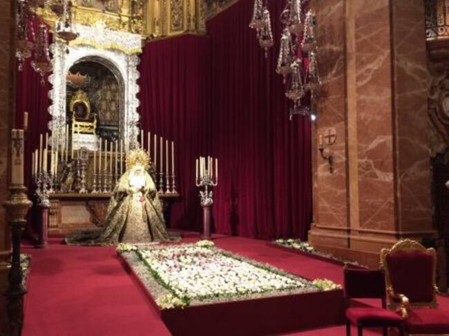 Llamativo exorno floral en un talud inclinado ante la Virgen de la Esperanza Macarena