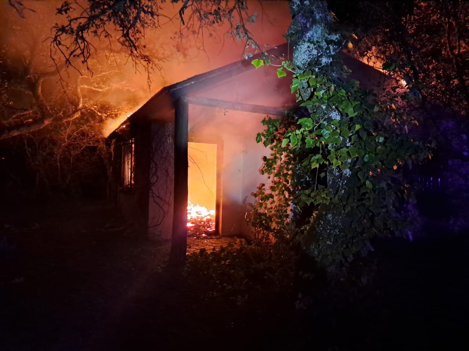 Incendio en Cabañas de la Dornilla