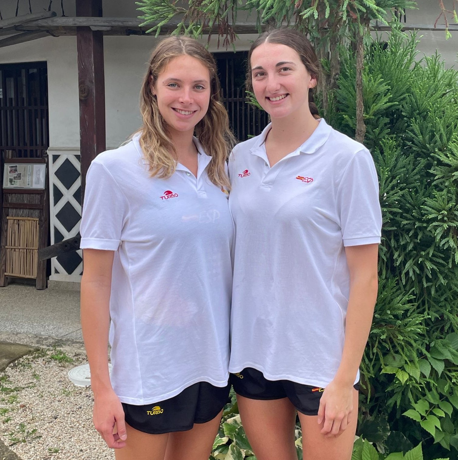 Alisa Ozhogina y Marina García, nadadoras del Sincro Sevilla.