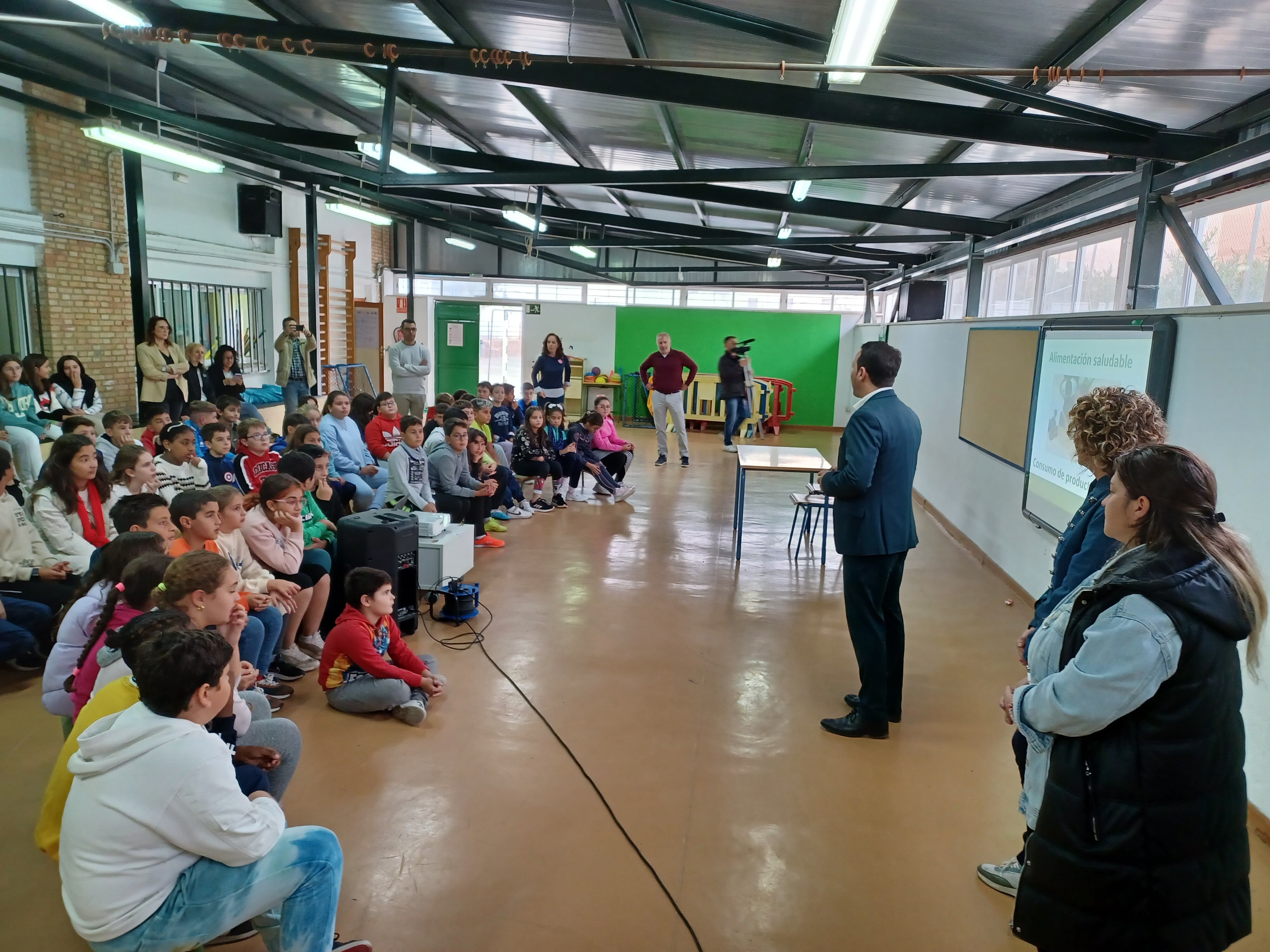 Javier Perales visita el CEIP Jaén de Linares.