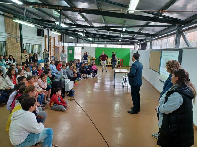 Javier Perales visita el CEIP Jaén de Linares.