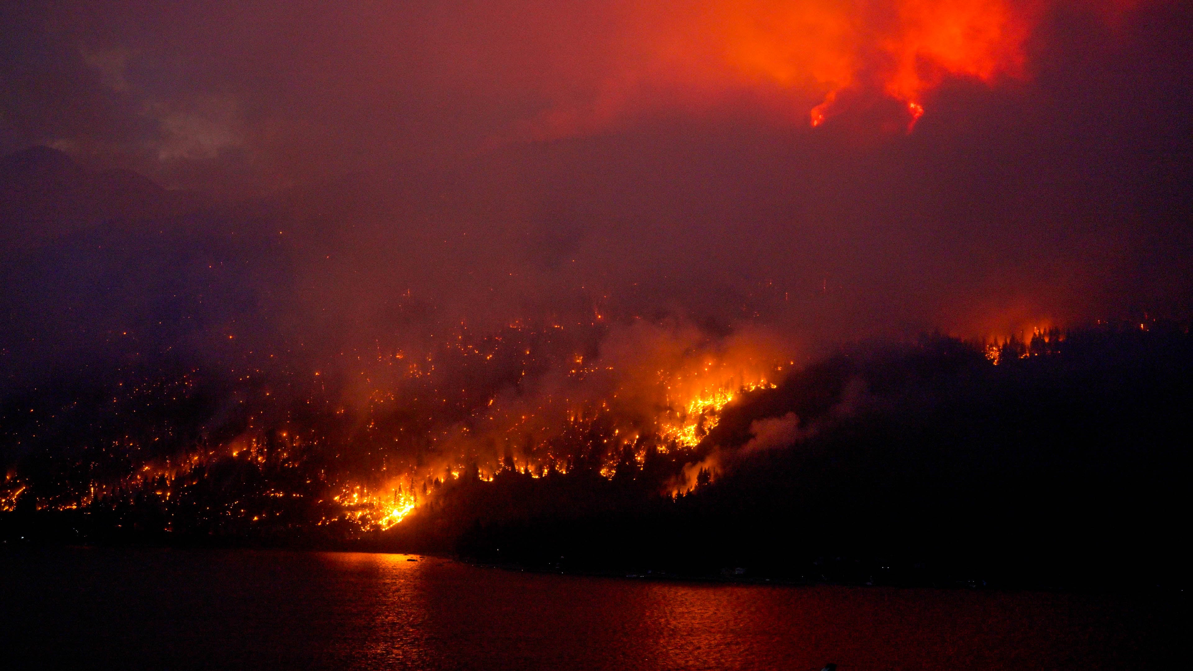 Fotografía cedida por la oficina de incendios forestales de un incendio en El Lago Adams, el 02 de agosto de 2023, ubicado en la Columbia Británica (Canadá).