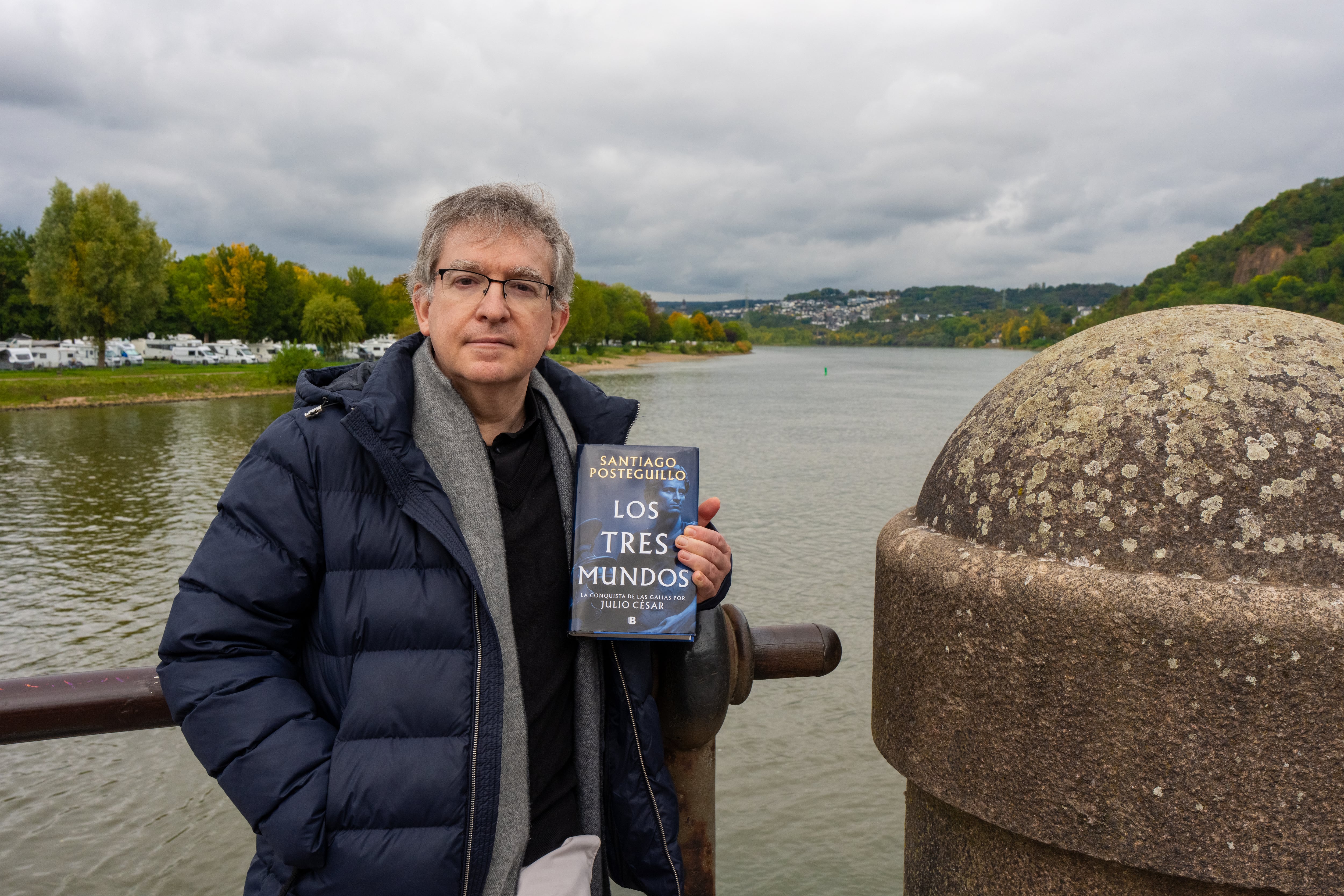 Santiago Posteguillo, autor de 'Los tres mundos' (Ediciones B) frente al Rin en la ciudad de Coblenza. (c) Miquel Olivé.