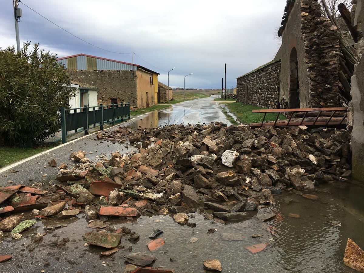 Cortada la carretera en Ochando por el hundimiento de una fachada tras las fuertes lluvias