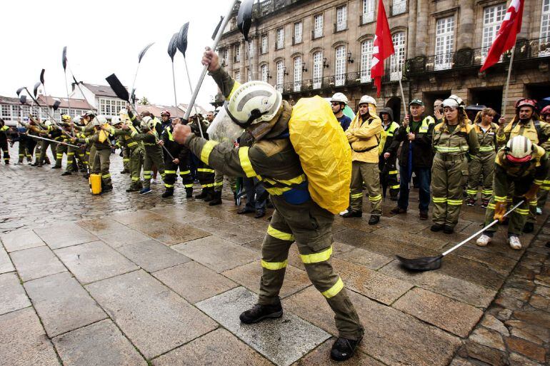 Los trabajadores del servicio contraincendios forestales gallego, a su llegada a la Praza do Obradoiro.