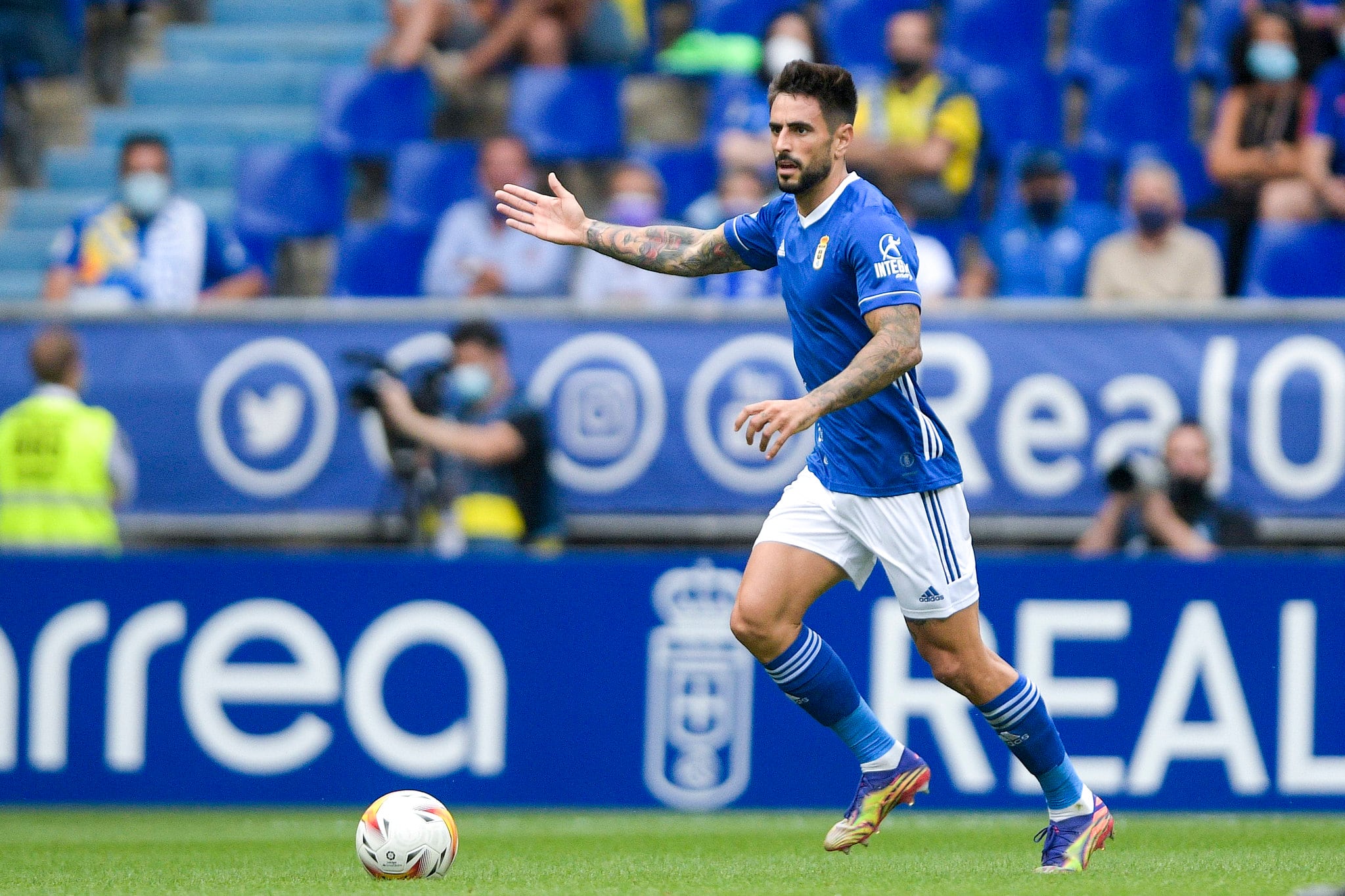 David Costas conduciendo un balón (Real Oviedo)