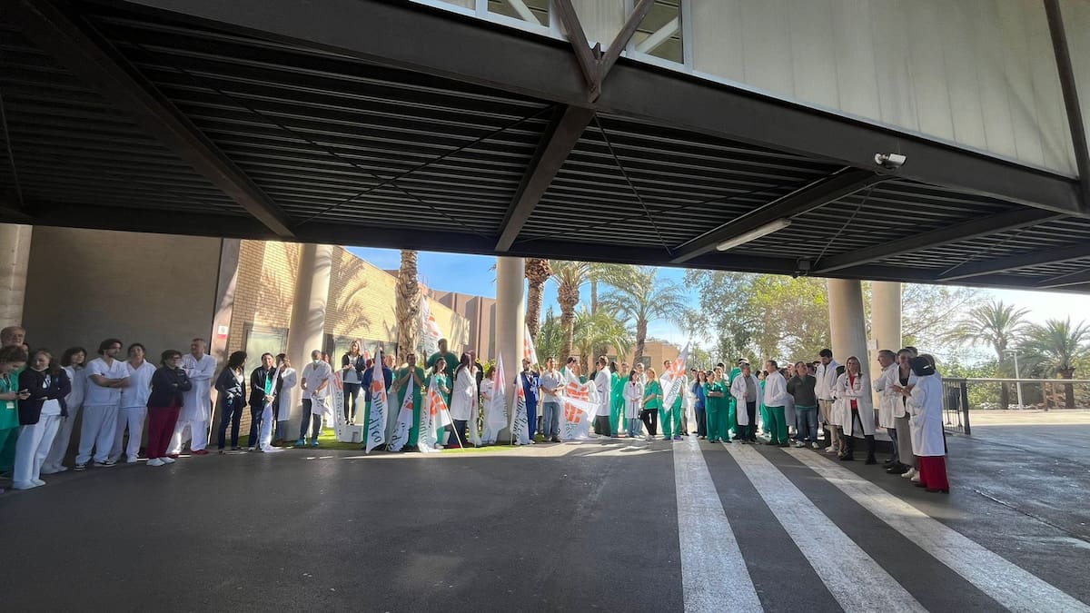 Continúan las protestas a las puertas de los centros sanitarios de Elche contra el Estatuto Marco
