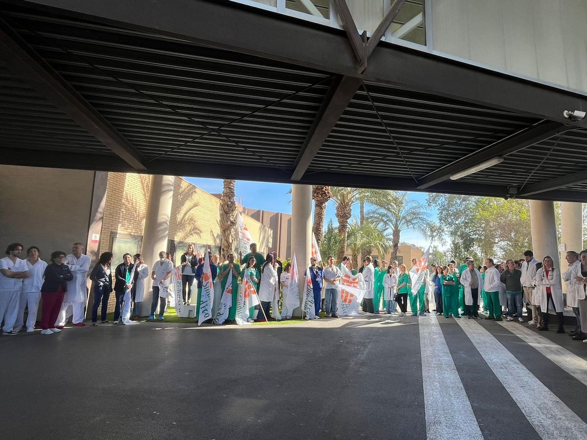 Continúan las protestas a las puertas de los centros sanitarios de Elche contra el Estatuto Marco