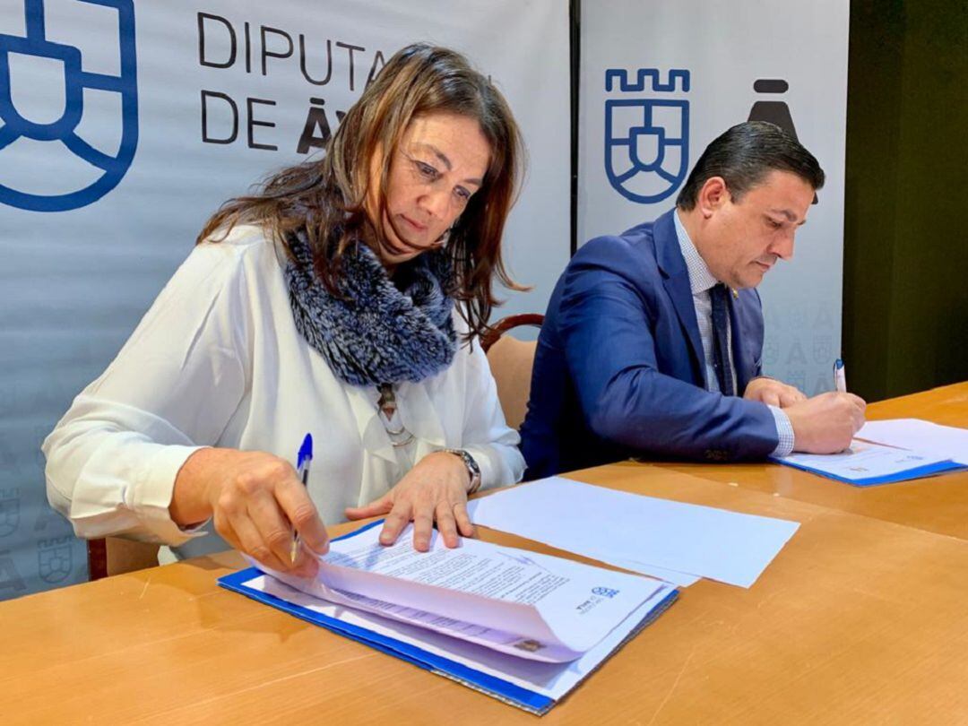 La presidenta de COFABU, Inés Barco, y el presidente de la Diputación de Ávila, Carlos García, firman el convenio de colaboración