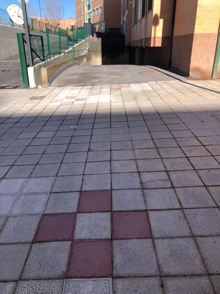 Acera de la calle Agustín Rodríguez Sahagún 23 tras su reparación