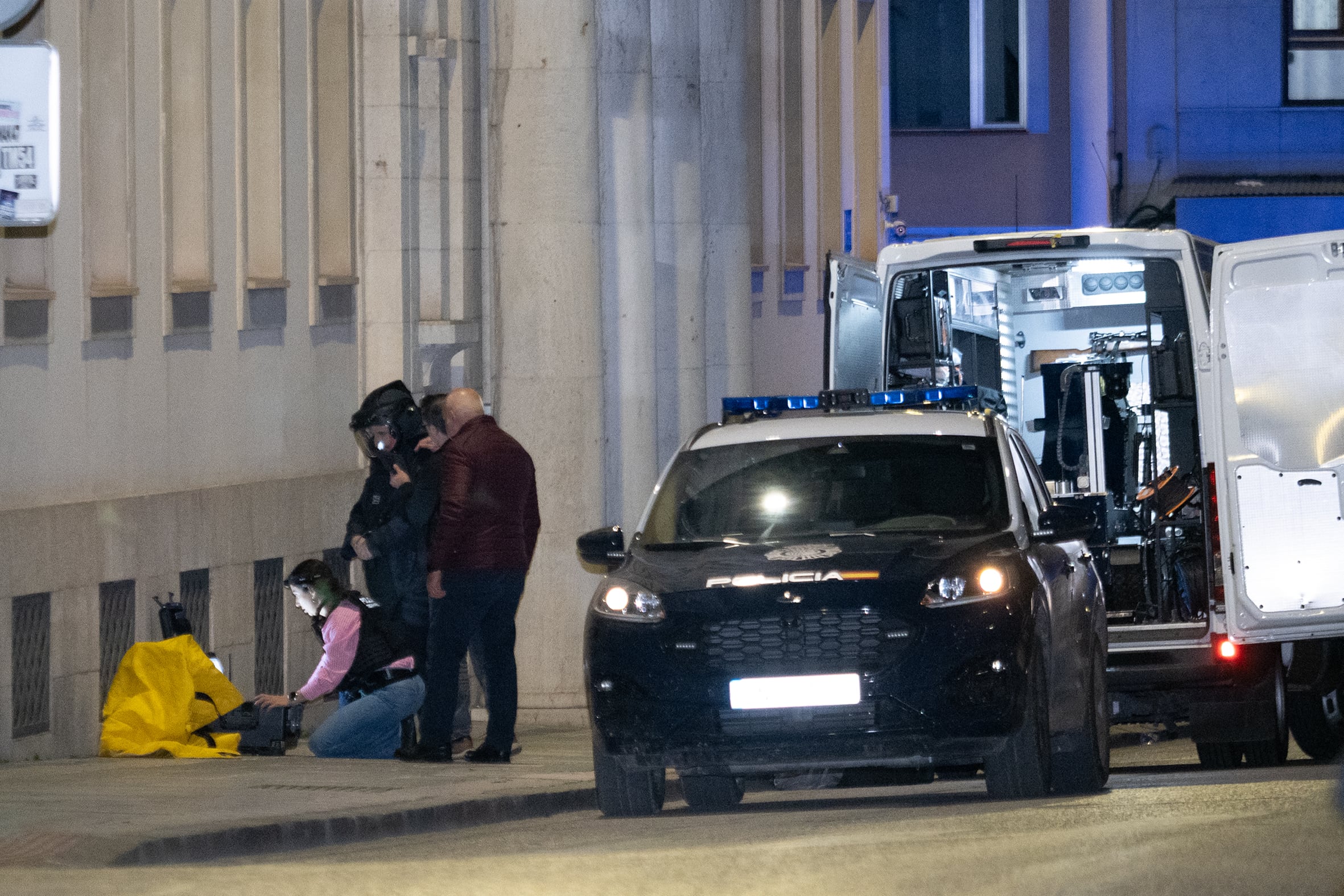 CUENCA, 16/03/2026.- La Policía Nacional ha acordonado el centro de Cuenca por la aparición de una mochila abandonada junto el edificio de la Subdelegación del Gobierno en la provincia. Como medida de precaución, la Policía Nacional ha procedido a acordonar parte del centro de Cuenca, en el que se encuentra el edificio, y se ha impedido el paso de peatones y vehículos a la zona, lo que está afectando al tráfico, también a los autobuses del transporte urbano. EFE/Álvaro del Olmo