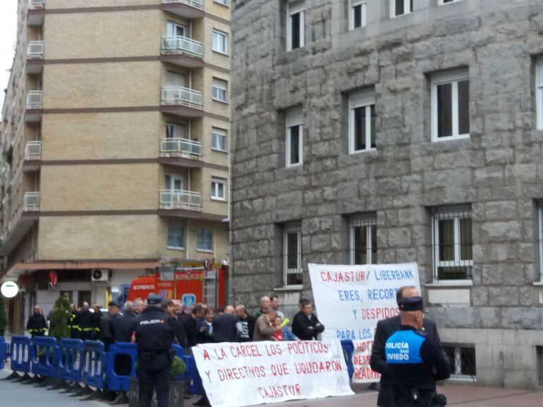 Los trabajadores en lucha protestan por la celebración del concierto de los Premios Princesa de Asturias 