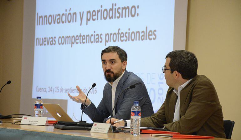 Ignacio escolar durante la conferencia en Cuenca